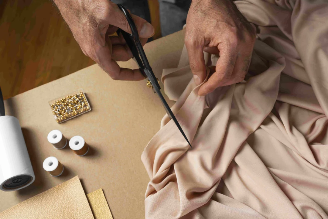 Travail manuel précis sur une étoffe de couture